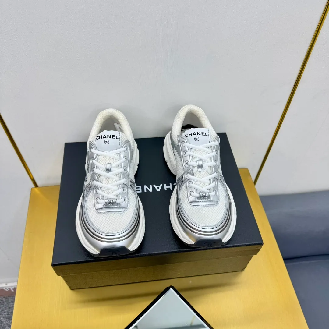 👟👟Ex-factory price 680👟👟 Upgraded version, upgraded version, upgraded version! No rebuttal accepted! ! ! ! Chanel Chanel dad shoes, couples' model for men and women - 2025 top casual sports shoes in the counter. This classic design; the upper is electro-embroidered with various techniques; ❷The inner lining is made of: original Yangli + net ❸The outsole is based on: the original TPU combination outsole. The full set of boutique packaging for women 35–41